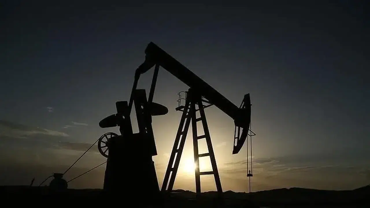 Petrol fiyatları ABD-İran diplomasiyle düştü: Brent 85 doların altına geriledi