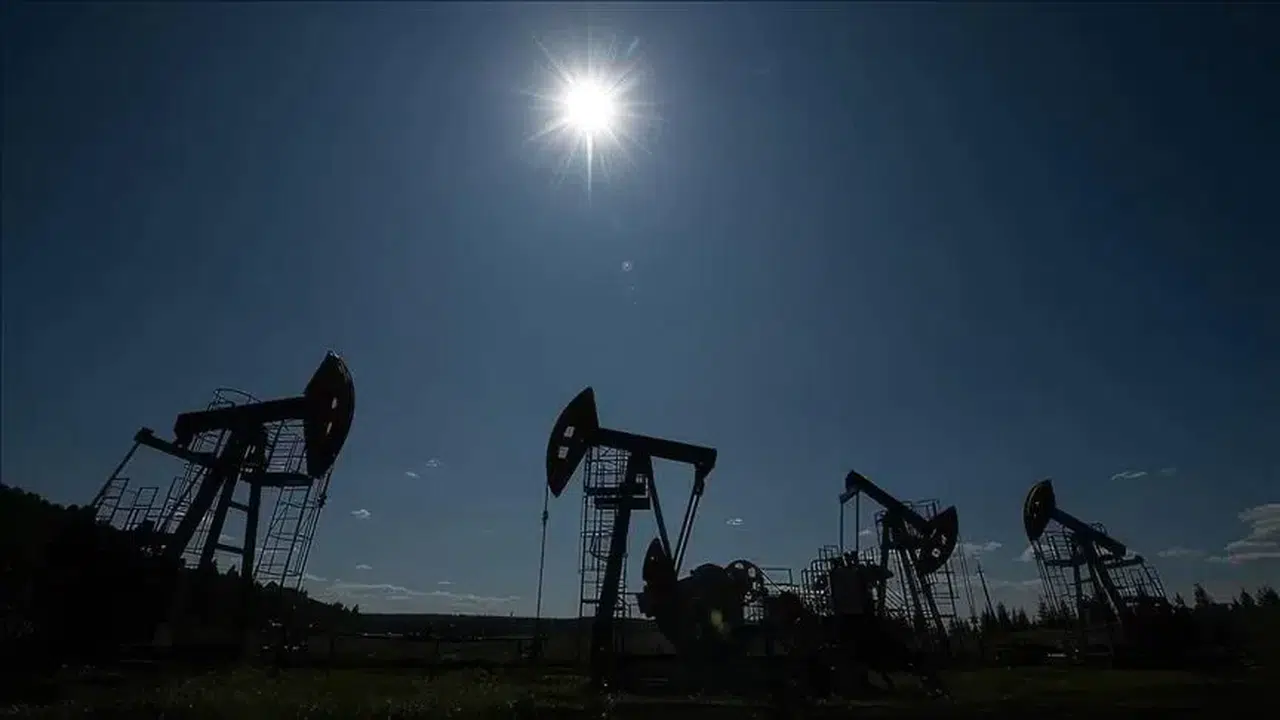 ABD'de ham petrol stokları beklenmedik şekilde yükseldi