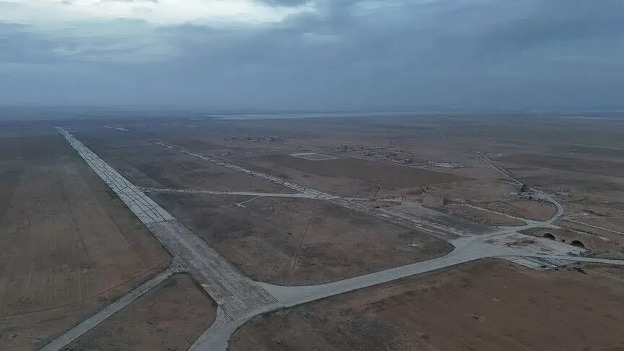 İsrail savaş uçakları İdlib’de stratejik askeri havaalanını hedef aldı
