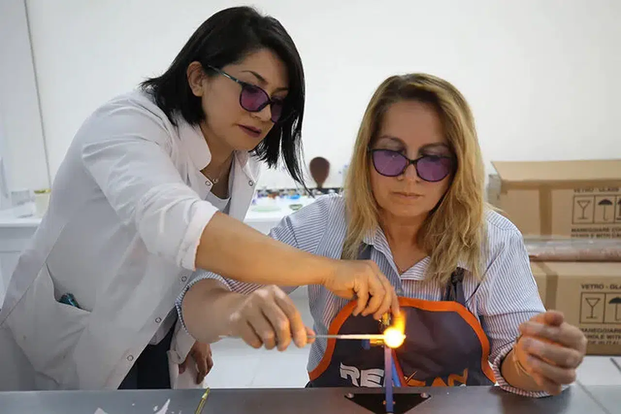 Atık malzemelerle hem kazanıyor hem öğretip ilham veriyor