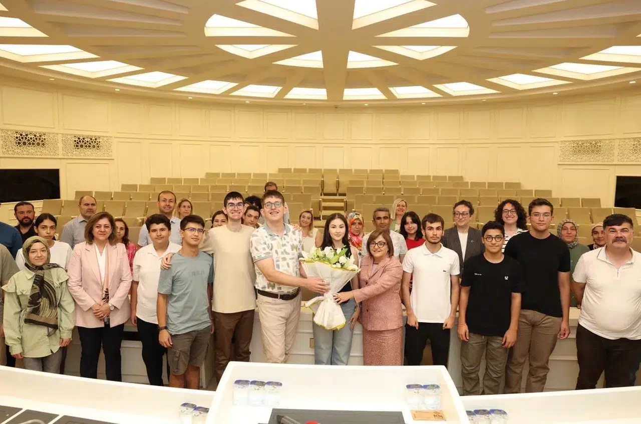 Bakan Şahin, YKS ve LGS'de dereceye giren öğrencileri ağırladı