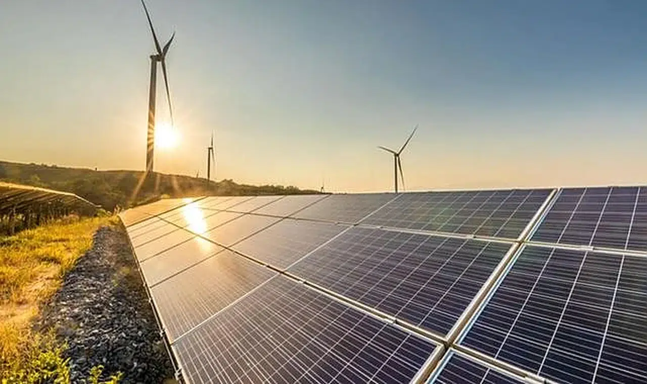 Güneş enerjisi potansiyelini artıran batarya yatırımları hız kesmiyor