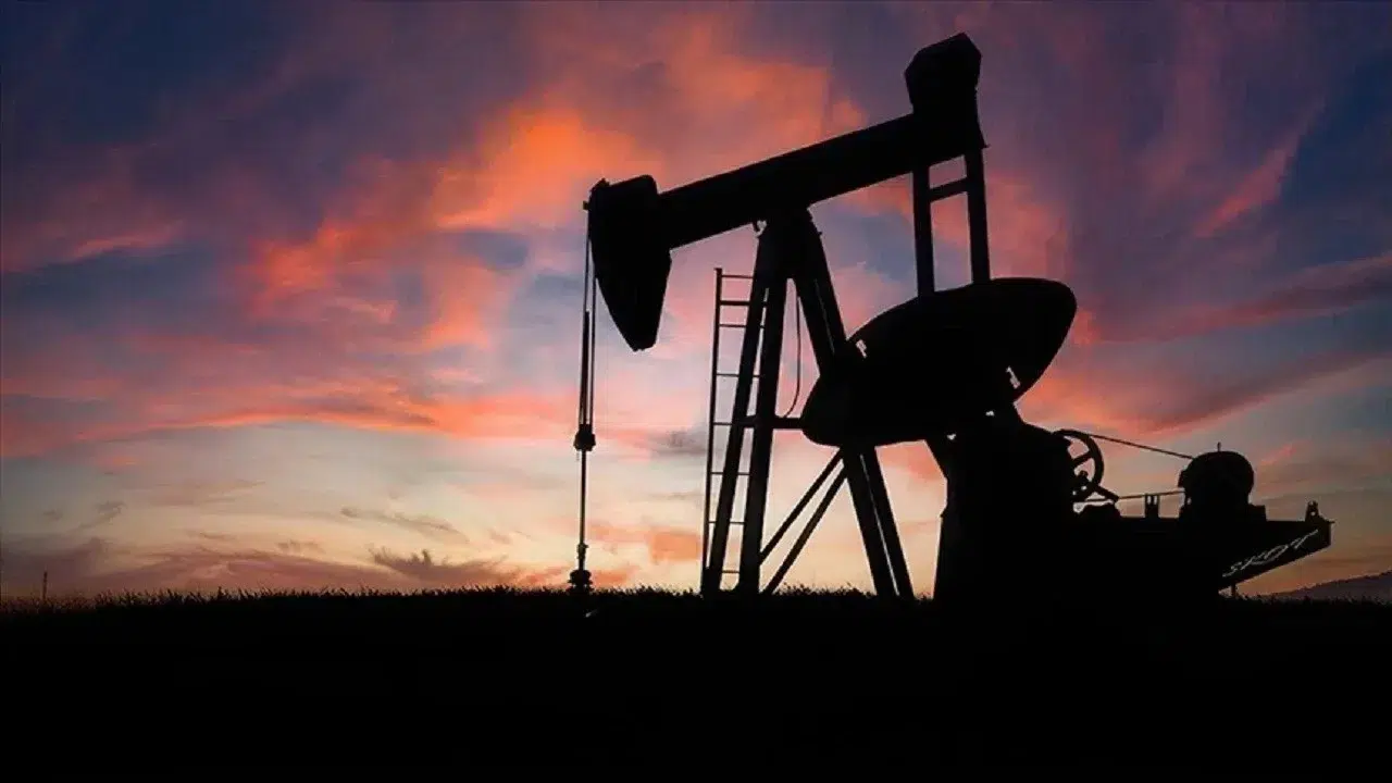 ABD'nin ham petrol stokları sürpriz bir artış gösterdi