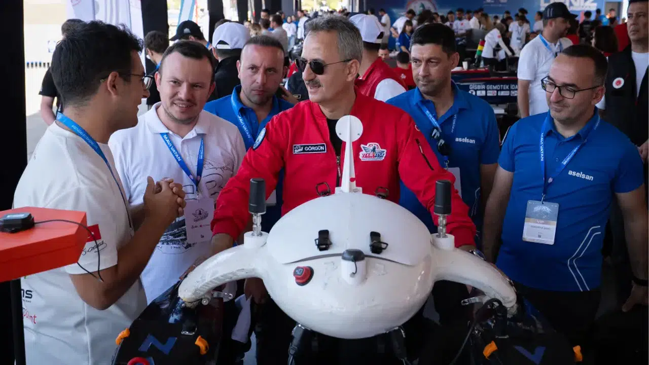 Savunma Sanayii Başkanı Haluk Görgün, TEKNOFEST Mavi Vatan'da teknoloji yarışmalarını inceledi