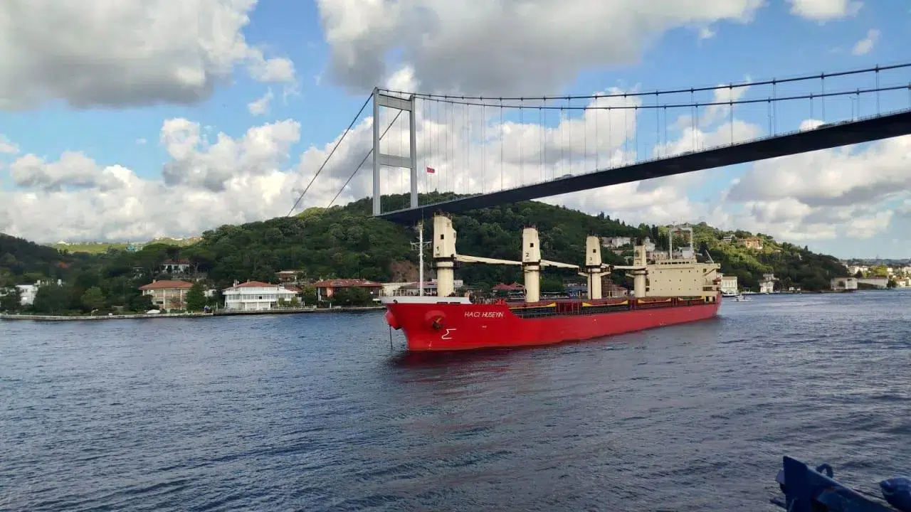 İstanbul Boğazı'ndaki gemi trafiği yeniden başladı