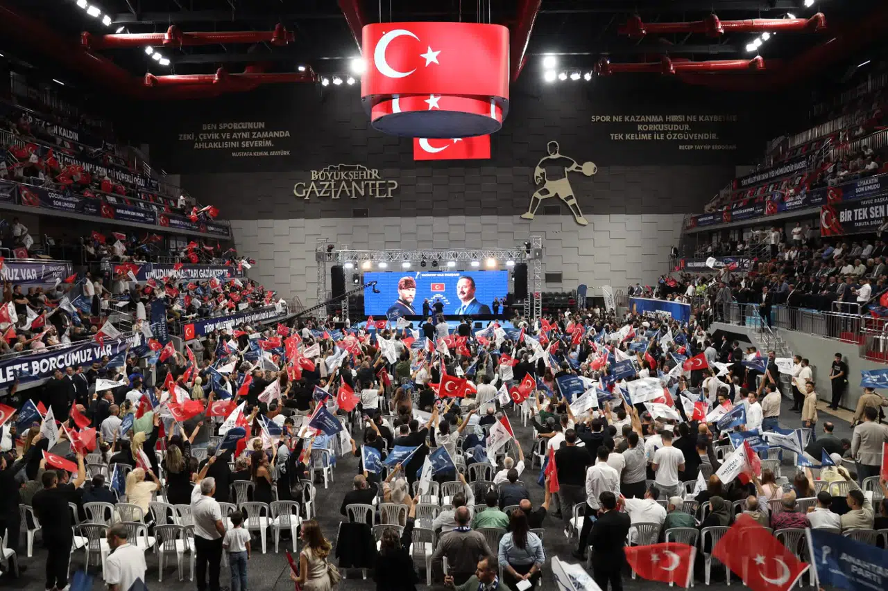 Yavuz Ağıralioğlu basınla buluştu, ardından kalabalıklara hitap etti