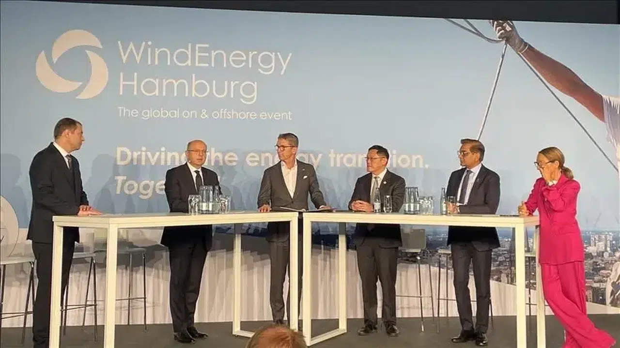 Enerji ve Tabii Kaynaklar Bakan Yardımcısı Demircan, WindEnergy Hamburg'da GÜRİŞ standını ziyaret etti