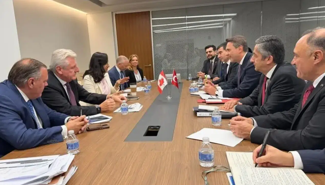 Bakan Bayraktar, Kanada Dışişleri Bakanı ve CEO ile enerji görüşmeleri yaptı