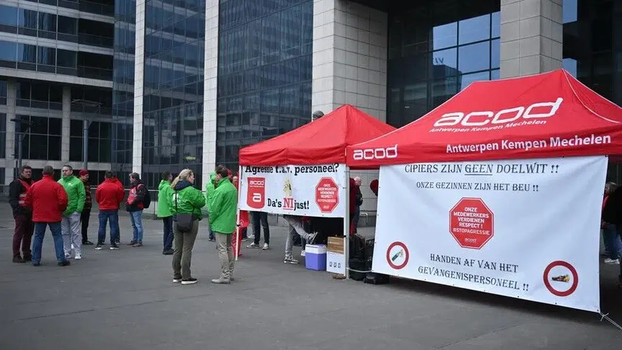 Belçika'da cezaevi çalışanları, güvenlik sorunlarına dikkat çekmek için grevde
