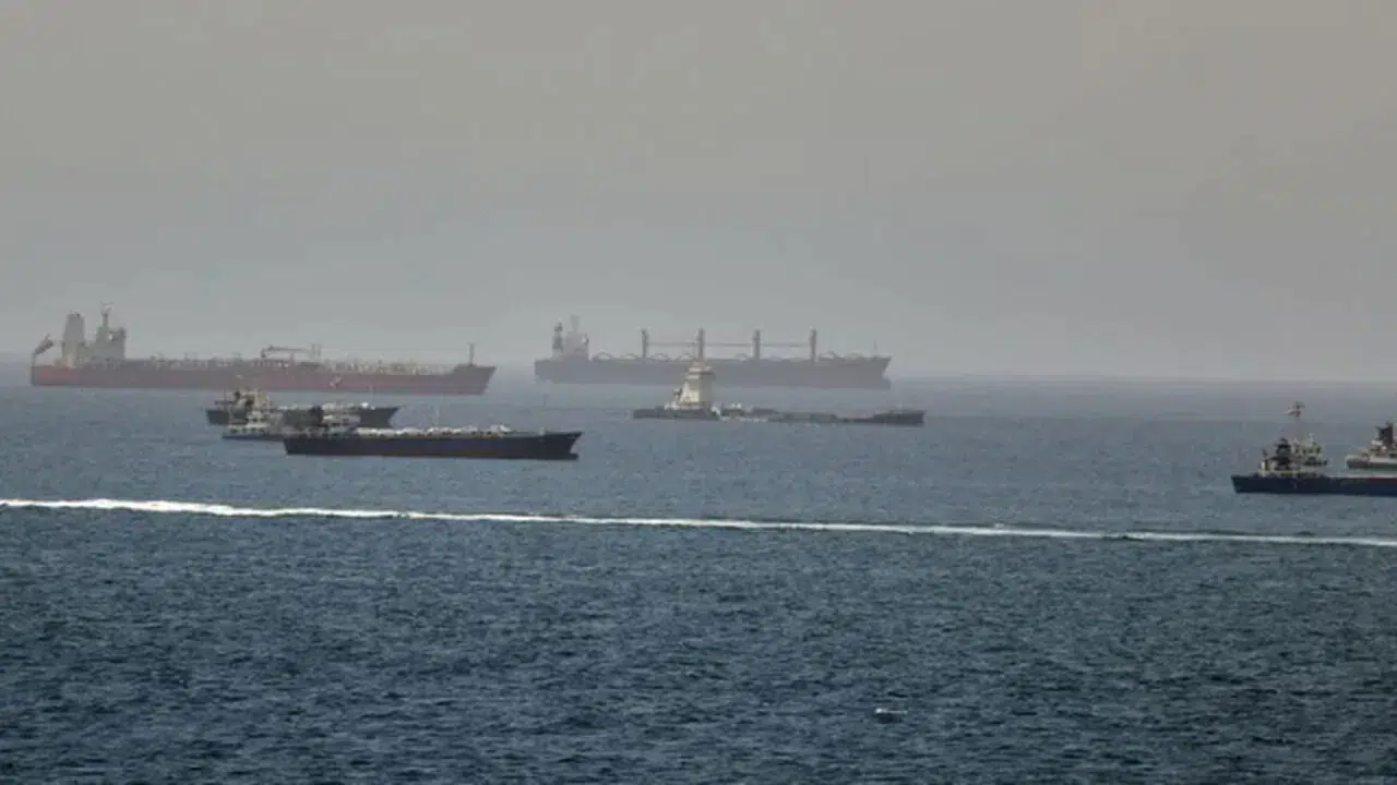 Hürmüz Boğazı'nda LNG trafiği düşerken petrol geçişleri devam ediyor