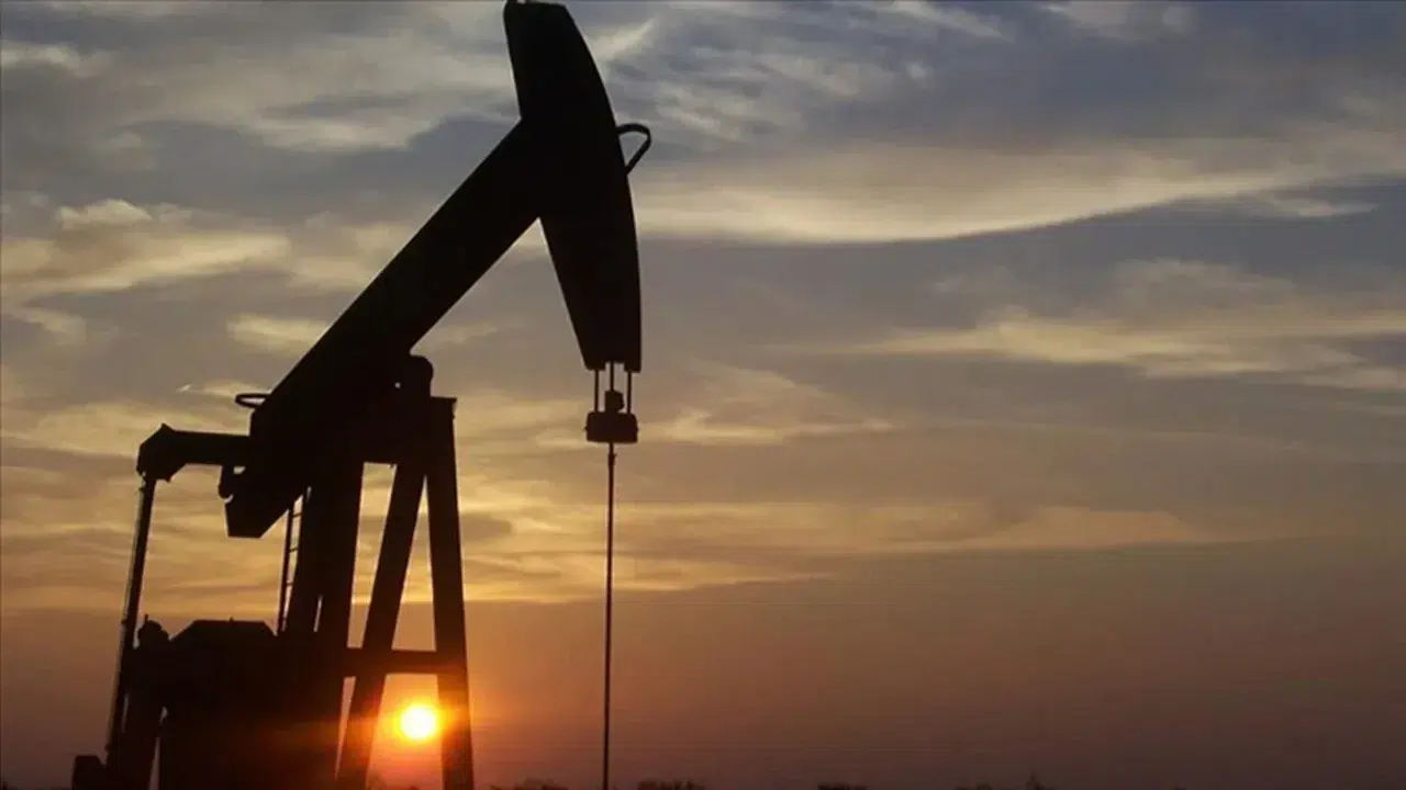 ABD'nin ham petrol stokları azaldı, üretim ise arttı