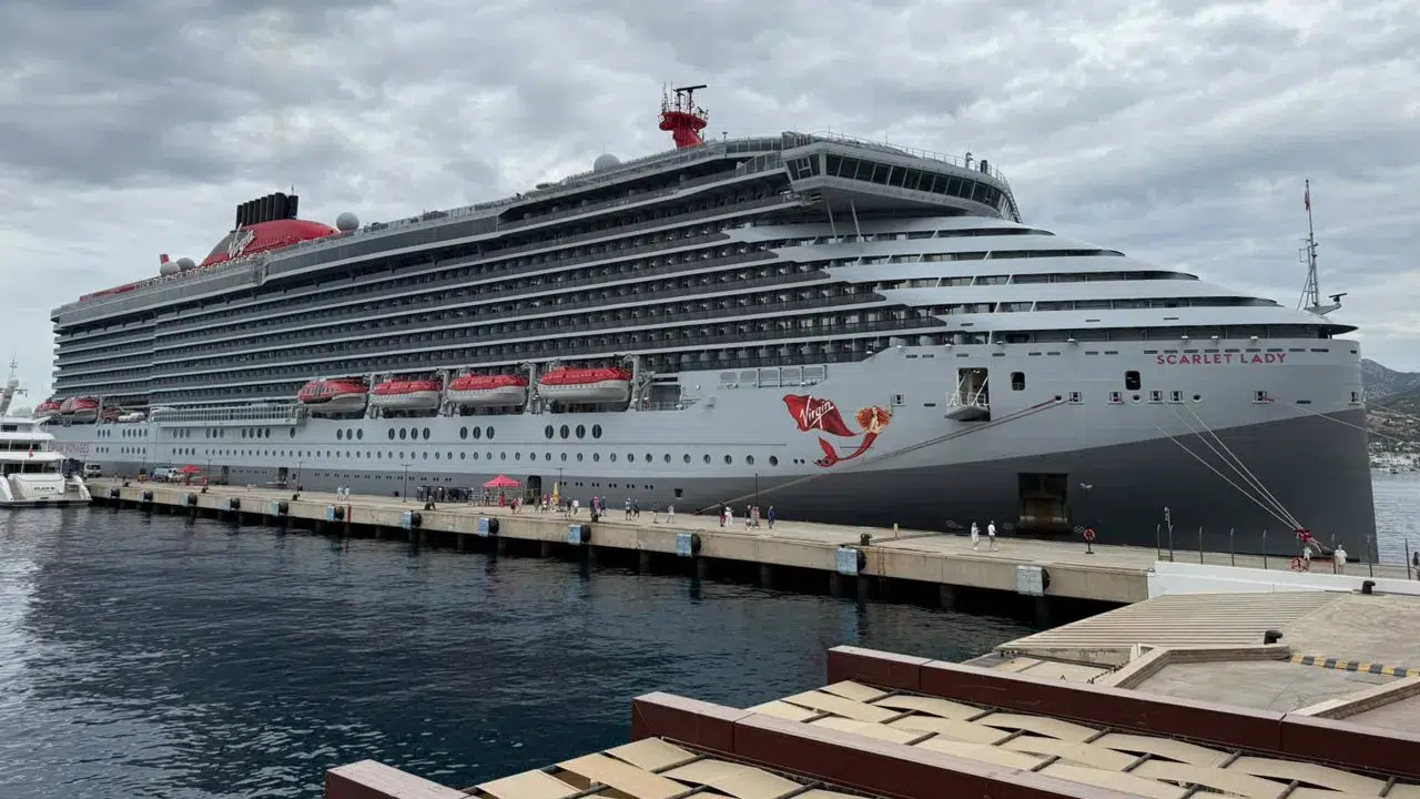 Bodrum'a 'Scarlet Lady' kruvaziyeriyle 2 bin 637 turist geldi