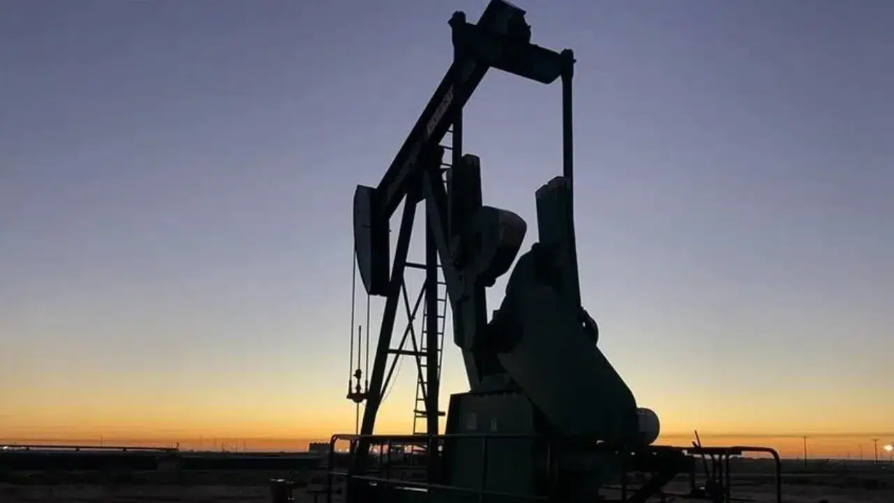 ABD'de ticari ham petrol stokları düştü, üretimde azalma kaydedildi
