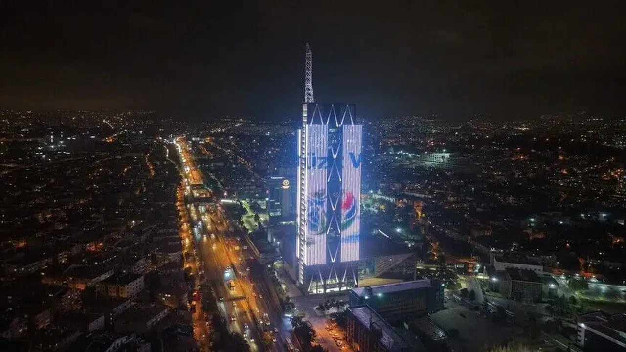 Türk Telekom, COP31 öncesinde binasında 'Yarına Sözümüz Var' mesajını yansıttı