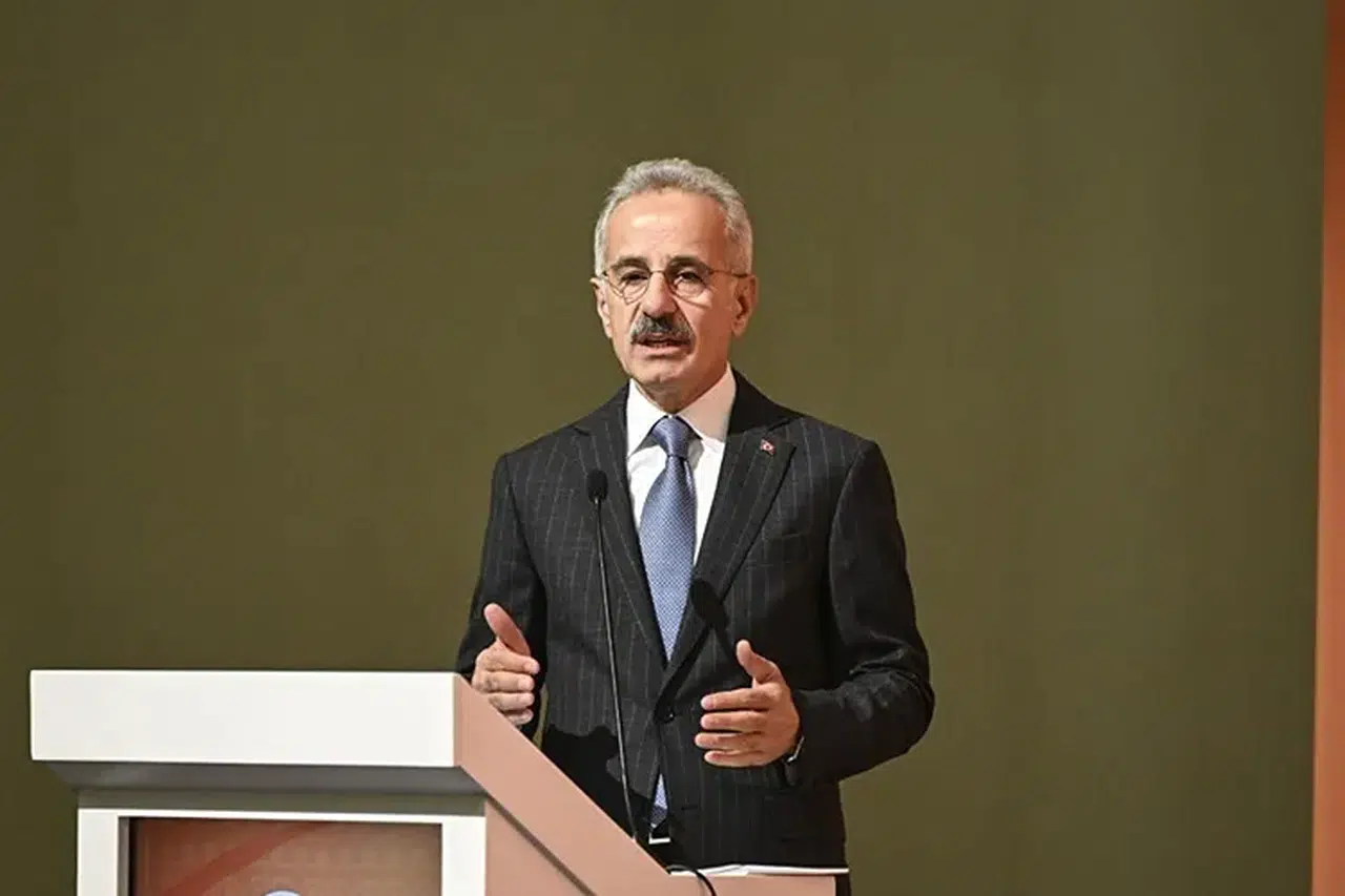 Bakan Uraloğlu, havalimanlarının stratejik önemine dikkat çekti