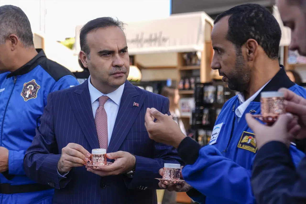 Bakan Kacır, IAC 2026'da astronotlarla 'Anadoludakiler' pazarını gezdi