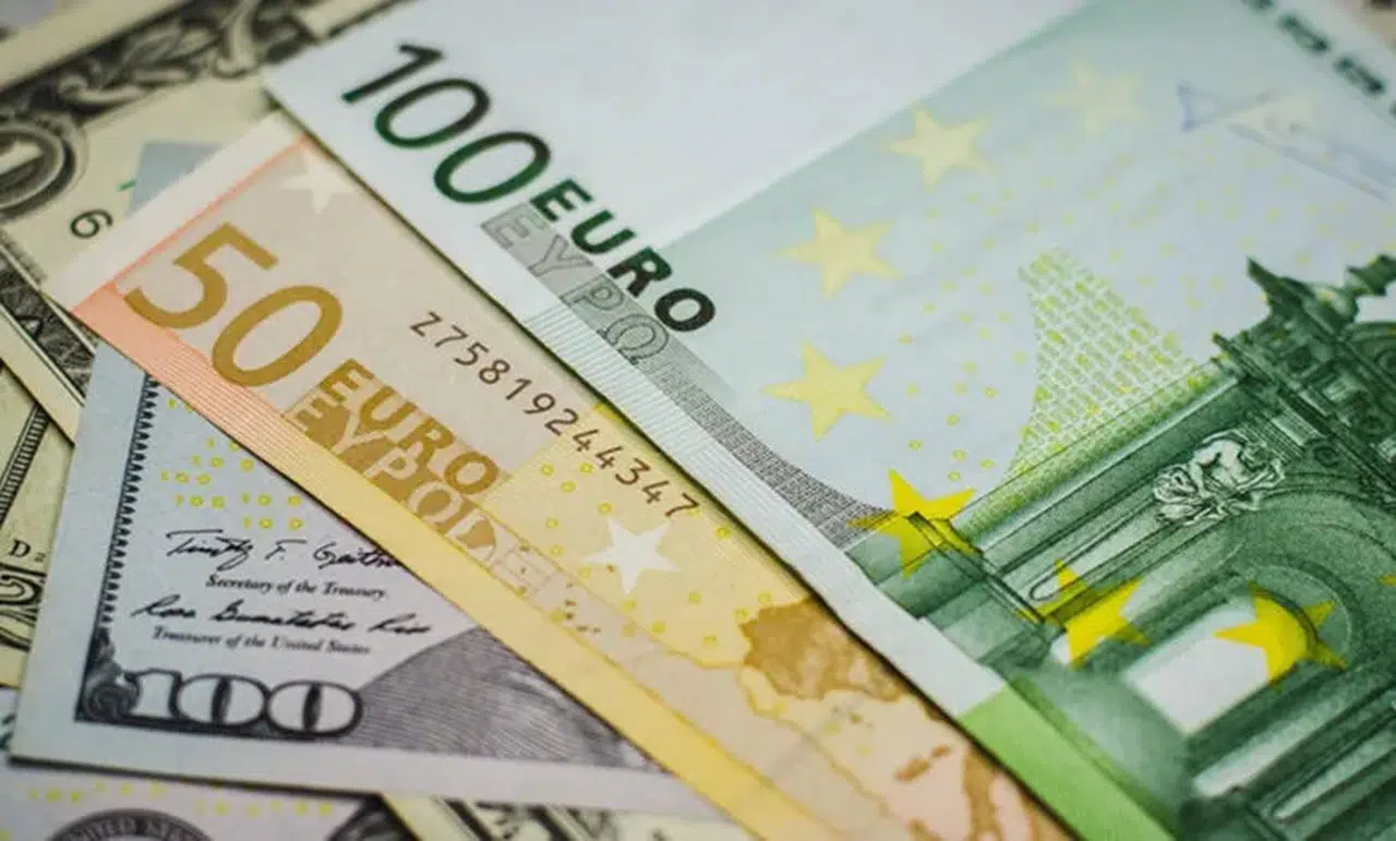 Serbest piyasada döviz açılış fiyatları 49,2150 lira ile başladı