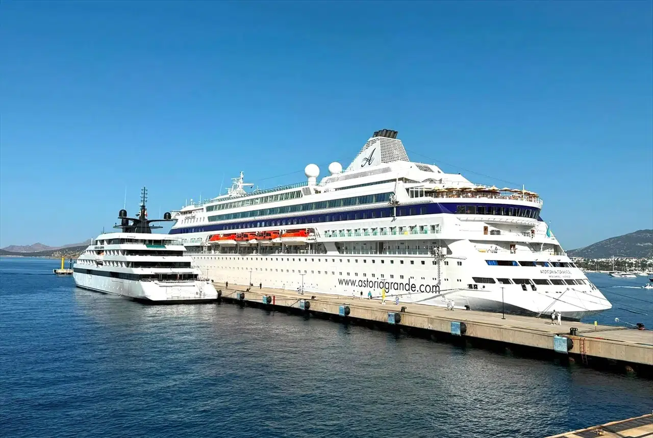 Emerald Azzurra kruvaziyeri Bodrum'a 100 turist getirdi