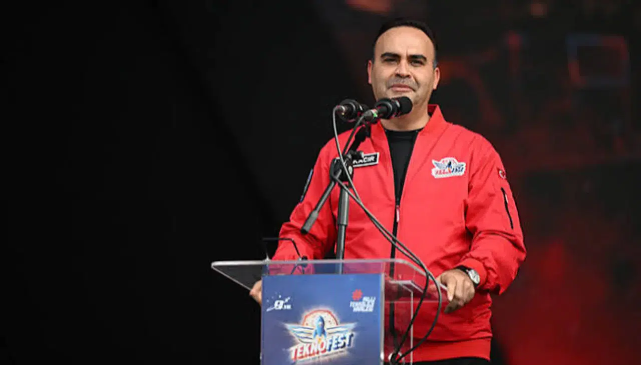 Bakan Kacır, TEKNOFEST Güneydoğu'da stantları ziyaret etti