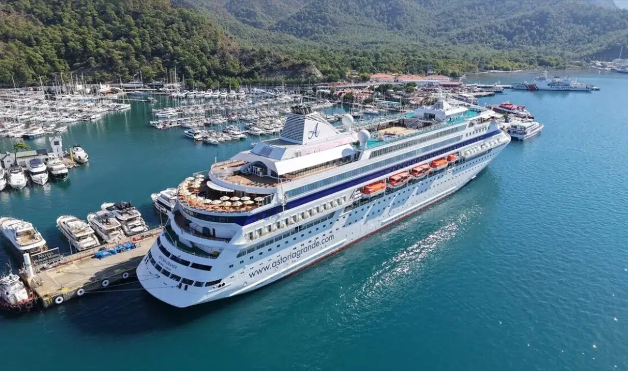 Astoria Grande kruvaziyeri Marmaris'e 447 turist getirdi