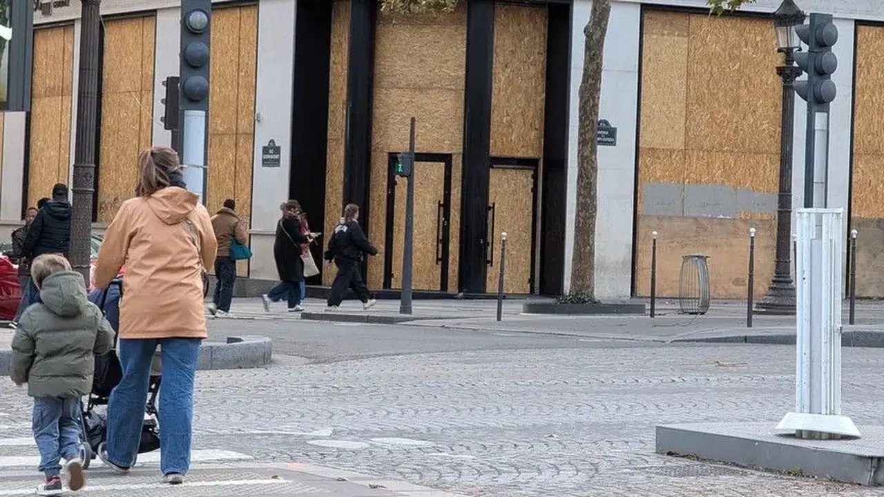 Fransa'da protestolar ticareti kilitledi: Şehir merkezlerinde satışlar yüzde 80 çöktü