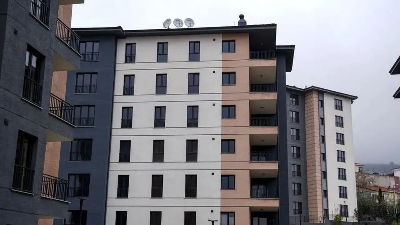 Maltepe'de yıkılan binanın hak sahiplerine yeni konutlar teslim ediliyor