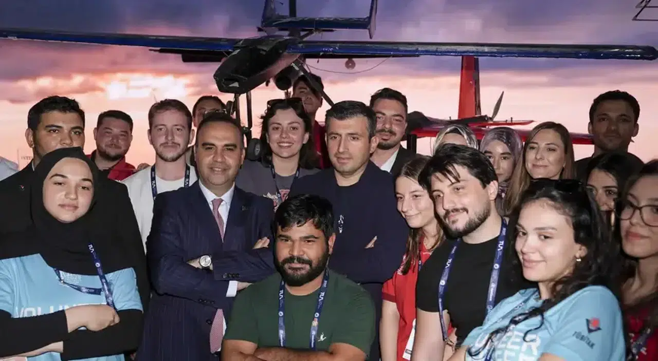 Bakan Kacır ve Bayraktar, IAC 2026'yı ziyaret etti