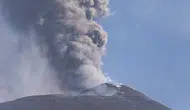 Etna Yanardağı ulaşımı aksattı: İtalya yolcularına kritik uyarı!