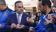 Bakan Kacır, IAC 2026'da astronotlarla 'Anadoludakiler' pazarını gezdi