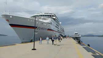 Bodrum'da Alman rüzgarı: Dev kruvaziyer Europa limana demirledi!