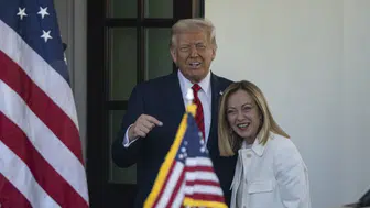 Diplomaside fotoğraf krizi: 'Benimle yan yana gelmek için yalvardı!'