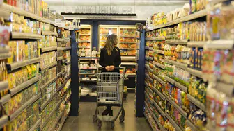 Ticaret satış hacmi düşerken perakende satışlar ivme kazanıyor