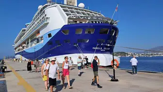 Bodrum limanına kruvaziyerle gelen yabancı turistler tarihi yerleri ziyaret etti