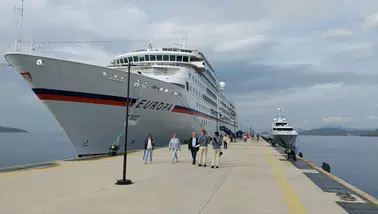 Bodrum'da Alman rüzgarı: Dev kruvaziyer Europa limana demirledi!