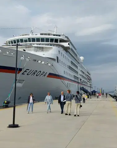 Bodrum'da Alman rüzgarı: Dev kruvaziyer Europa limana demirledi!