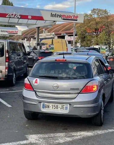Fransa'da hükümet artan akaryakıt fiyatlarına karşı yardımları genişletecek!