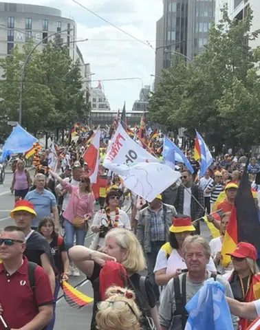 Kritik kavşakta Berlin protestoları: Hükümete karşı kitlesel başkaldırı