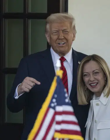 Diplomaside fotoğraf krizi: 'Benimle yan yana gelmek için yalvardı!'