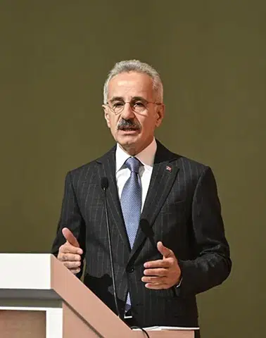 Bakan Uraloğlu, havalimanlarının stratejik önemine dikkat çekti