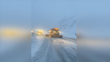 Kar yağışıyla birlikte KGM ekipleri de görev başına geçti
