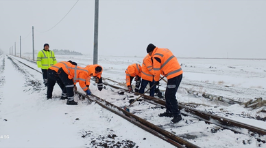 Demir yollarında yoğun kar mesaisi
