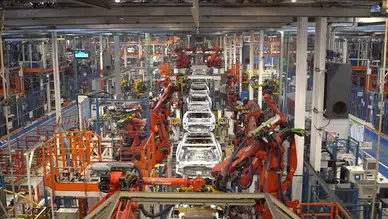 Devlerin Yarışında Mart Ayı Galibi Belli Oldu: Otomotiv Zirveyi Bırakmıyor!