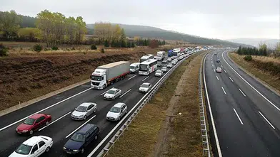 Sürücülerin dikkatine: Otoyollarda şeritler kapatıldı, trafik akışı değişti!
