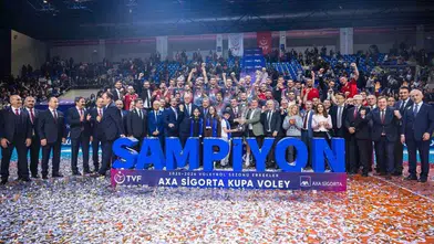 Ziraat Bankkart Kupa Voley’de şampiyonluğa ulaştı: Finalde Galatasaray’ı set vermeden geçti!