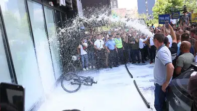 Kosova’da süt krizi sokağa taştı: Bakanlık önünde tonlarca süt yere akıtıldı!