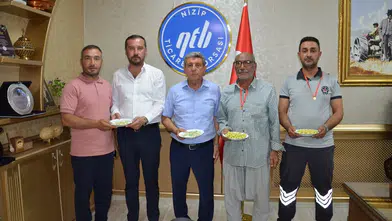 Yılın ilk boz Antep fıstığı üreticilerine altın ödül verildi