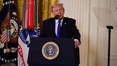 Beyaz Saray'da teleprompter depremi: Trump’ın metinleri üzerinden kumar oynattı!
