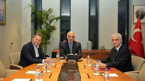 Milyonluk turist planı: Bakan Ersoy dev operatörlerle düğmeye bastı!