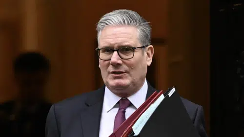 Beyaz Saray’la gerilim ve iç siyasi kriz: Keir Starmer’ı istifaya götüren süreç