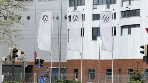 Volkswagen'deki küçülme planları işçilerle yönetimi karşı karşıya getirdi